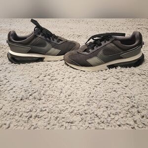 Youth Nike Uomo Air Max Pre-Day Sneakers, size 6